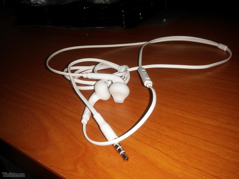 2986863_Galaxy_S6_earphone_leak-18