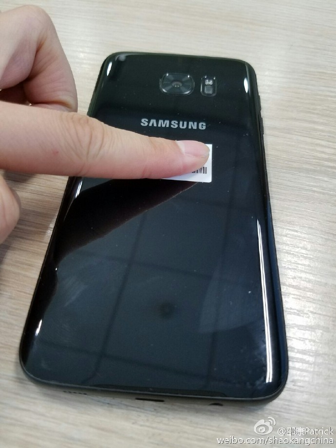 s7-edge-glossy-black-4 s7-edge-glossy-black-4