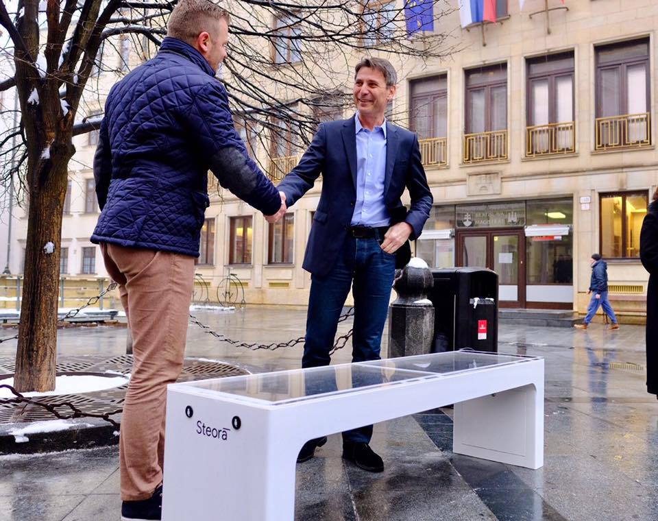 Bratislava inteligentni lavicka 2 Bratislava inteligentni lavicka 2