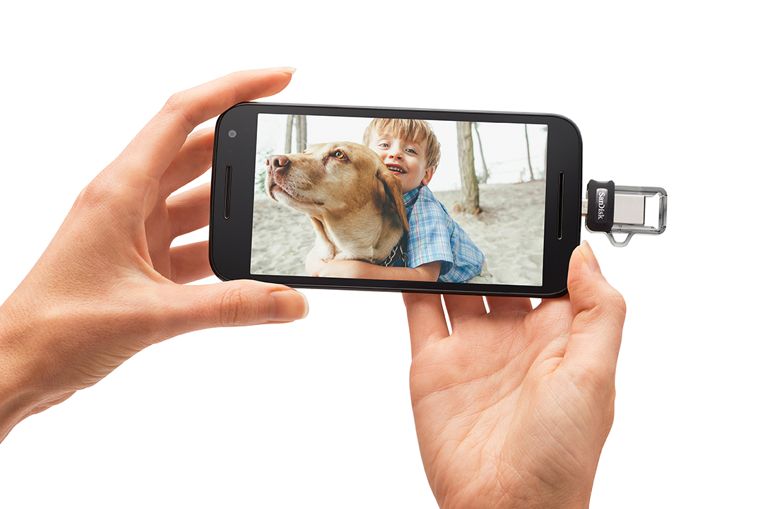 UltraDualDrive_M3Exo_WatchingMovie_Phone-82_kid_LR UltraDualDrive_M3Exo_WatchingMovie_Phone-82_kid_LR
