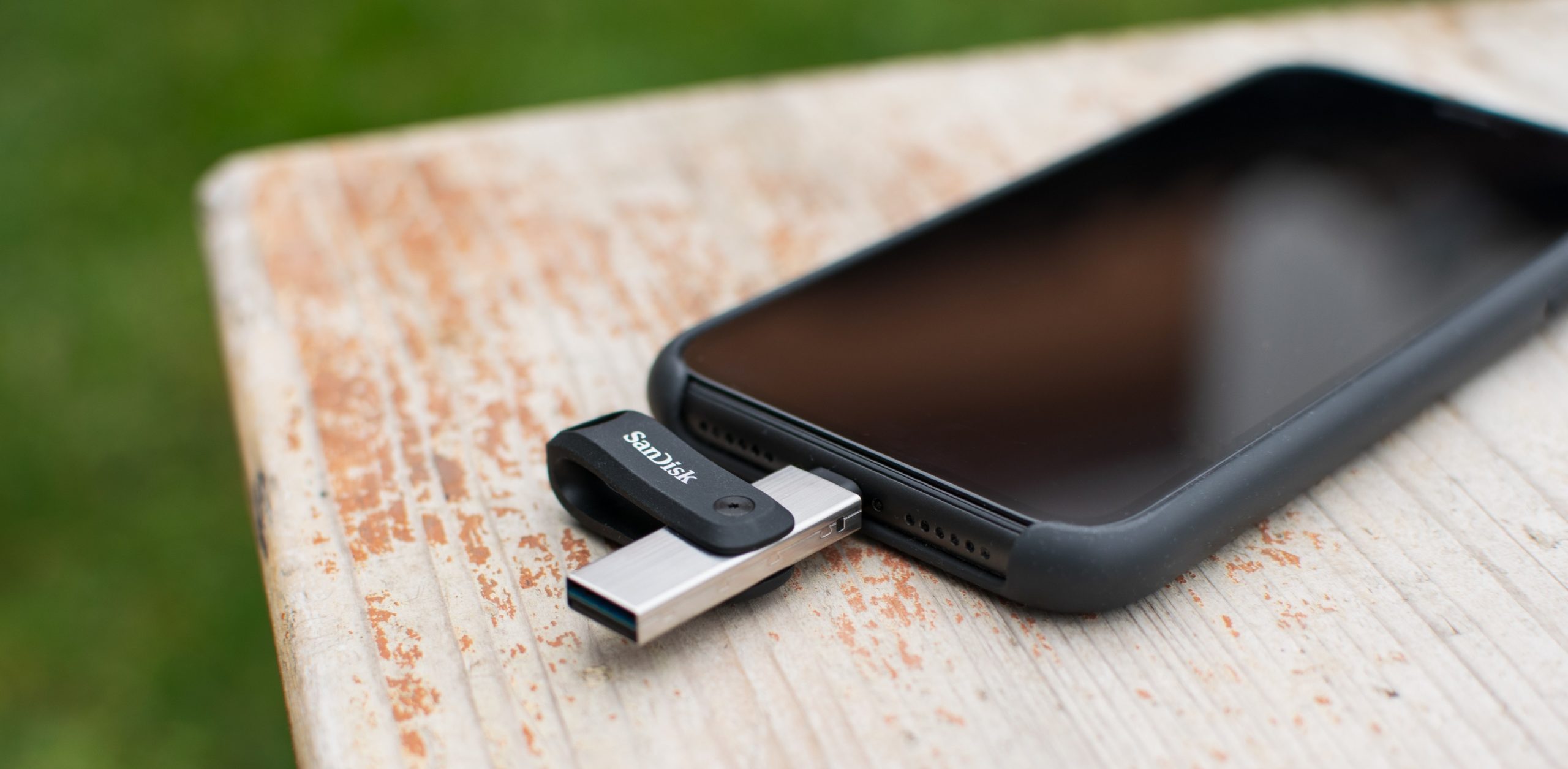 iXpand-Flash-Drive-Go-fb-scaled