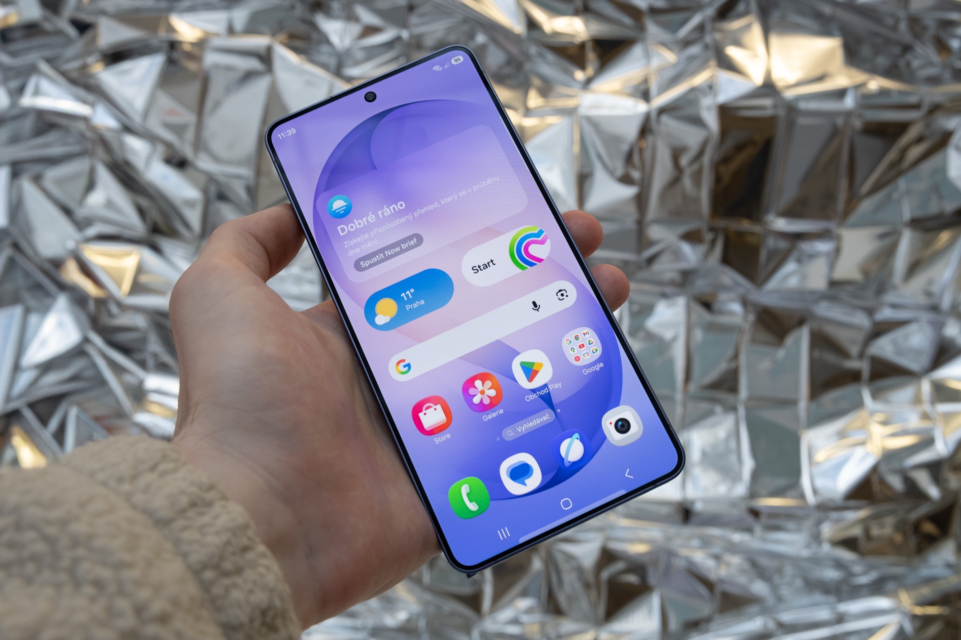 1920 1280 Samsung Galaxy S26 Ultra hand display