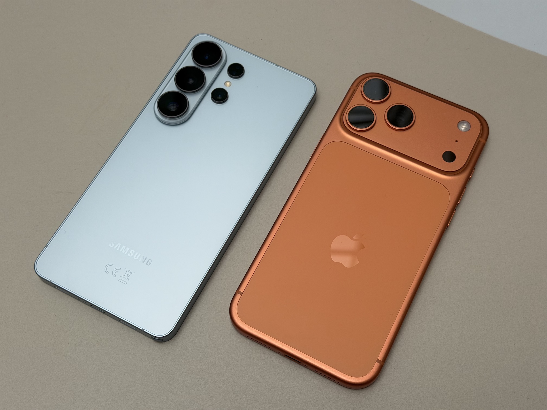 Galaxy S26 Ultra iPhone 17 Pro Max 2